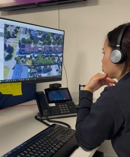 Adviseur bekijkt situatie op locatie en geeft persoonlijk camerabewaking-advies